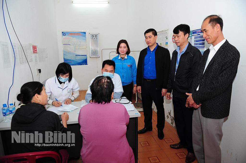 Khám bệnh và cấp phát thuốc miễn phí cho người nghèo vùng ven biển