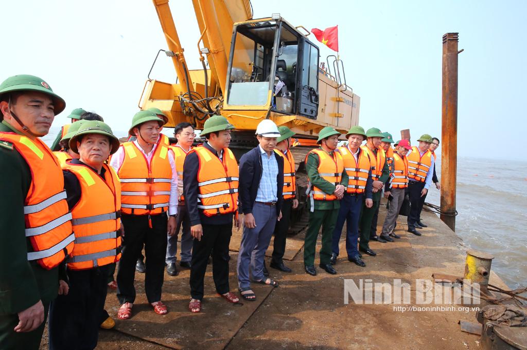 Lãnh đạo UBND tỉnh kiểm tra các công trình trên vùng biển huyện Kim Sơn
