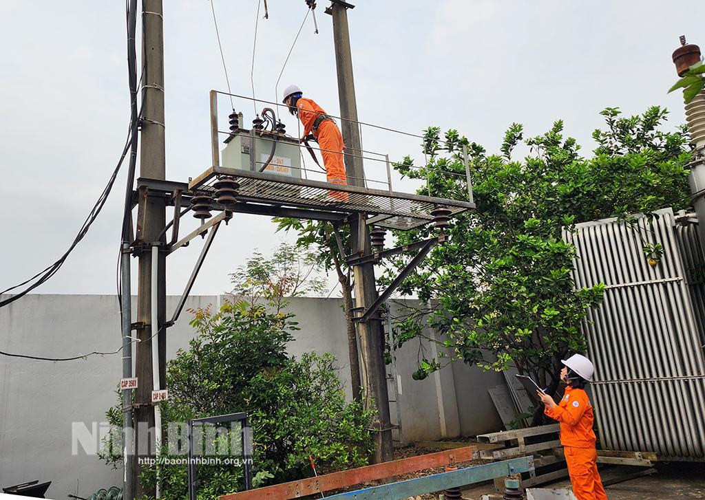 Chuyện về nữ công nhân vận hành lưới điện cao thế