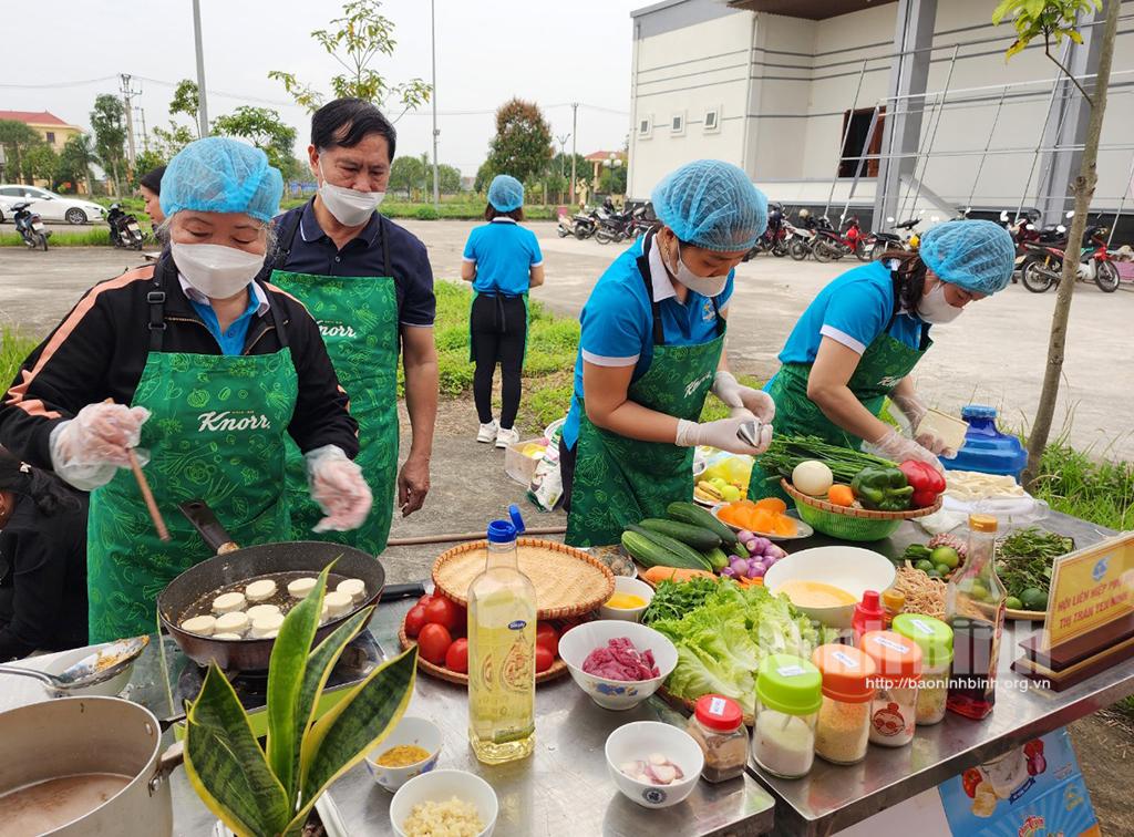 Hội thi nấu ăn với chủ đề "Bữa cơm gia đình - Gắn kết yêu thương"