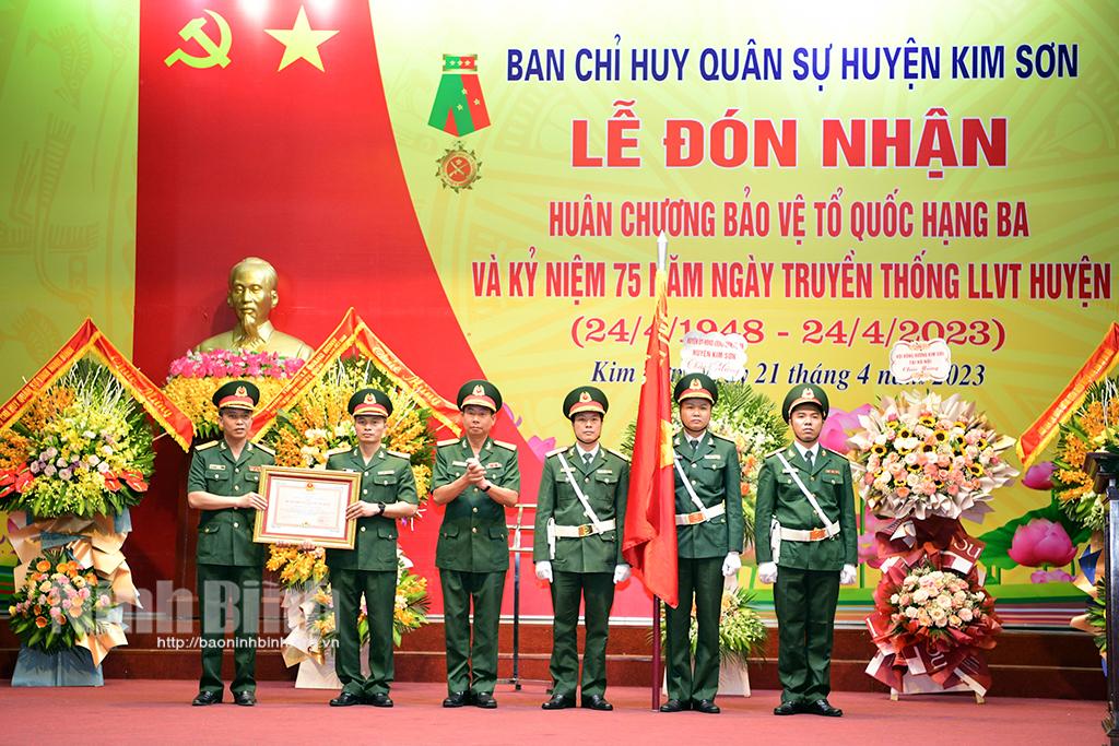 Lực lượng vũ trang huyện Kim Sơn đón nhận Huân chương Bảo vệ Tổ quốc hạng Ba