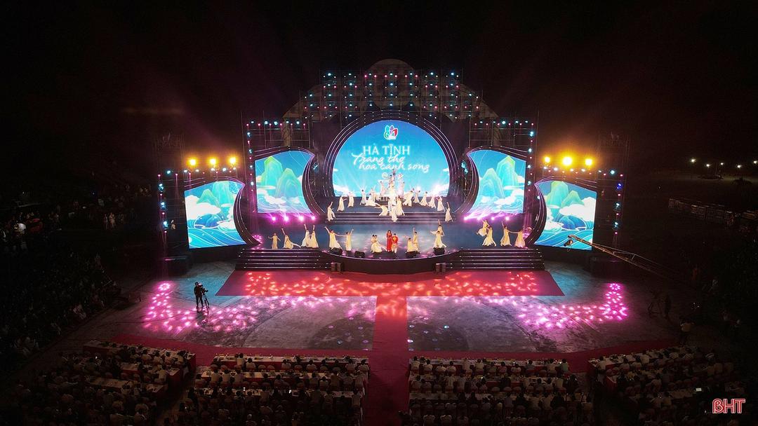 Tưng bừng khai trương du lịch biển Hà Tĩnh