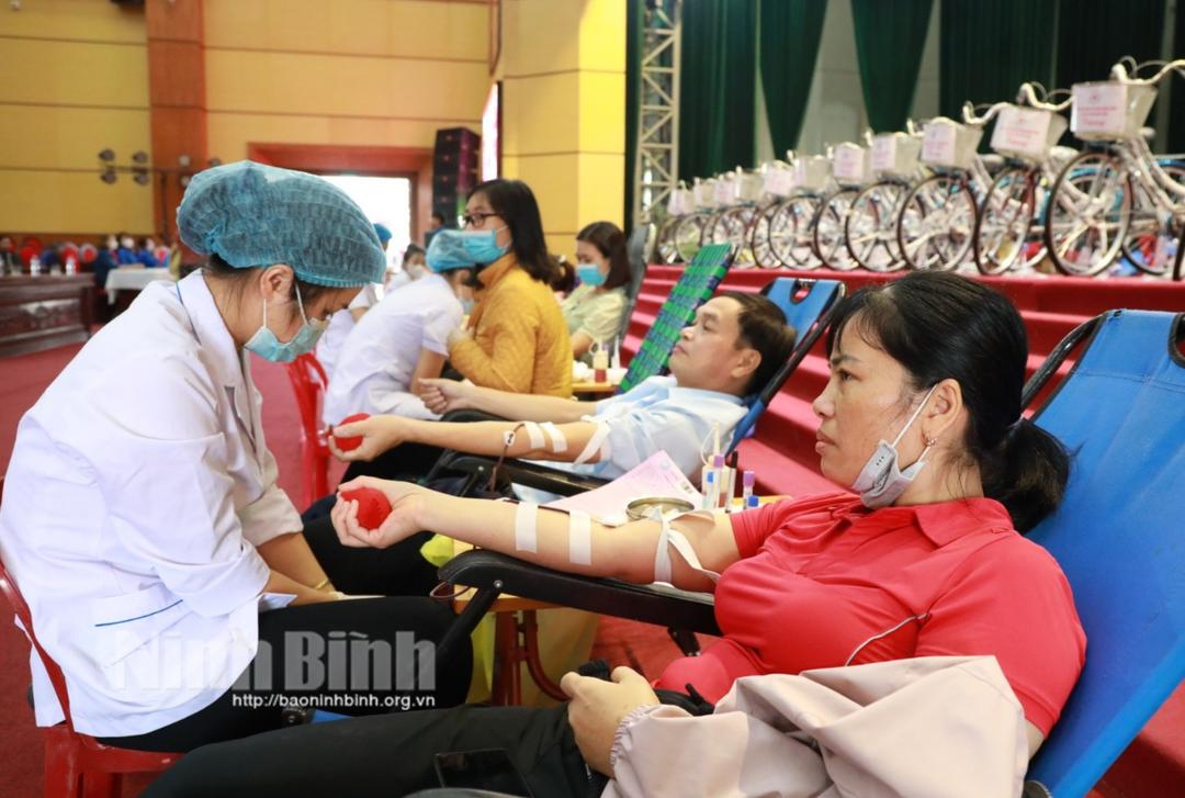 Tiếp nhận gần 400 đơn vị máu trong Ngày hội Hiến máu tình nguyện ở huyện Yên Khánh