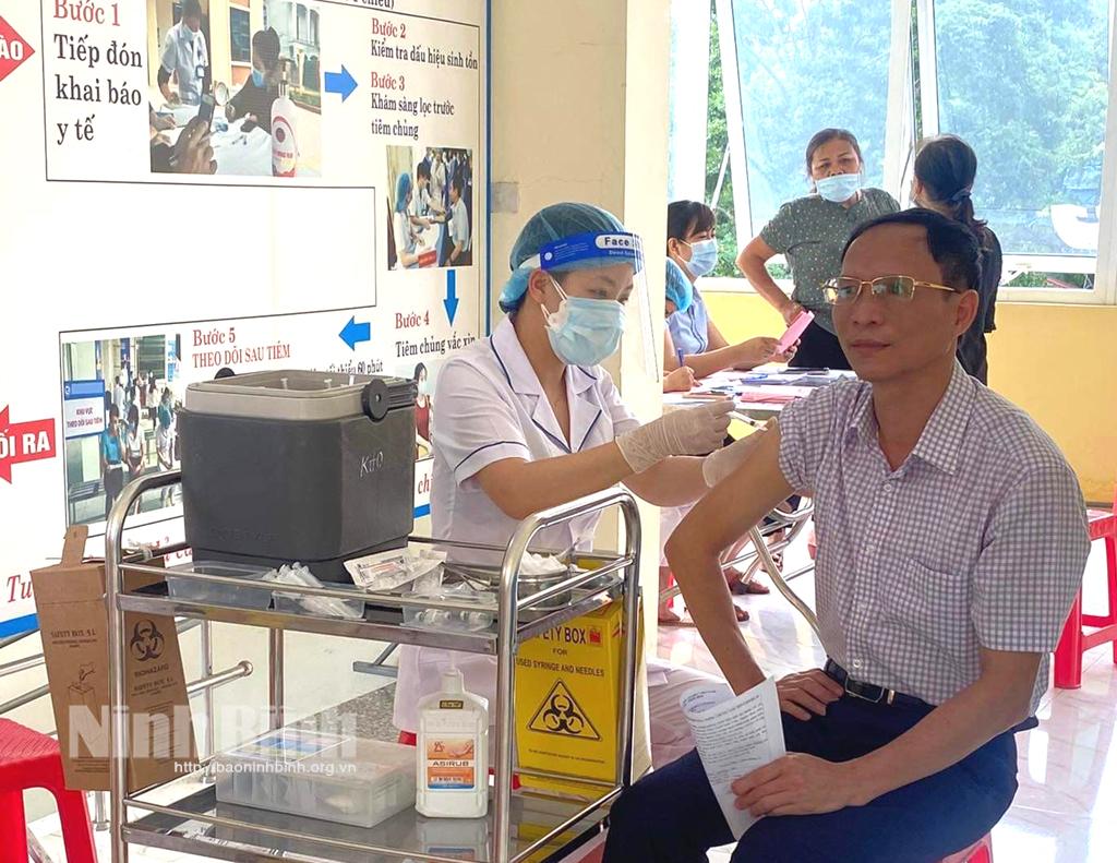 Nên tiêm mũi nhắc lại vắc xin COVID-19 cho đối tượng nguy cơ cao