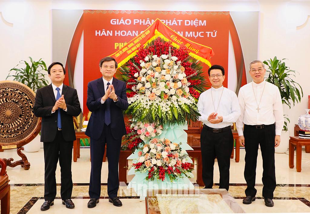 Đoàn đại biểu lãnh đạo tỉnh thăm, chúc mừng Tòa Giám mục Giáo phận Phát Diệm