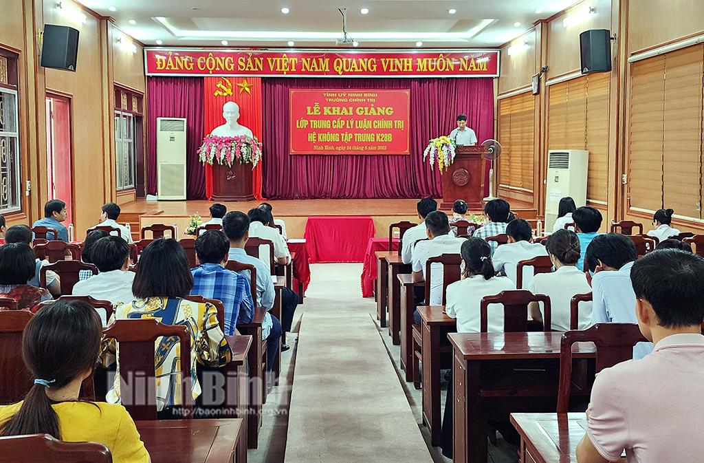 Khai giảng lớp Trung cấp lý luận chính trị hệ không tập trung