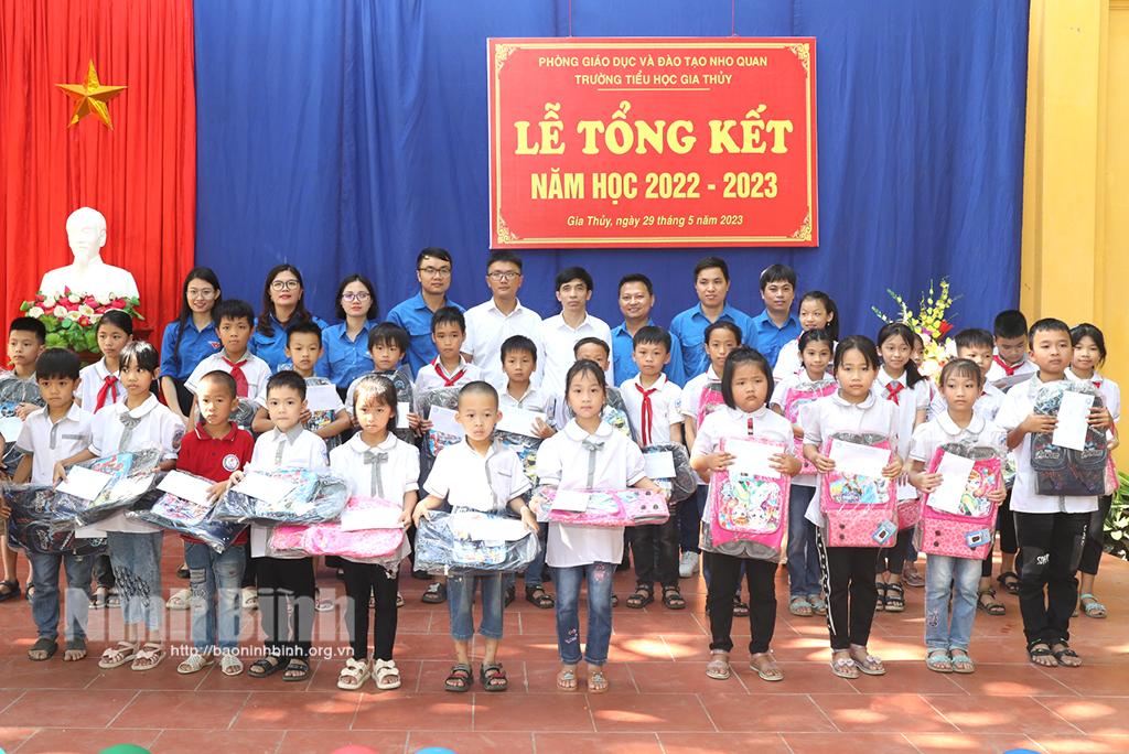 Đoàn Thanh niên Bệnh viện Đa khoa Ninh Bình tặng quà học sinh có hoàn cảnh khó khăn tại xã Gia Thủy