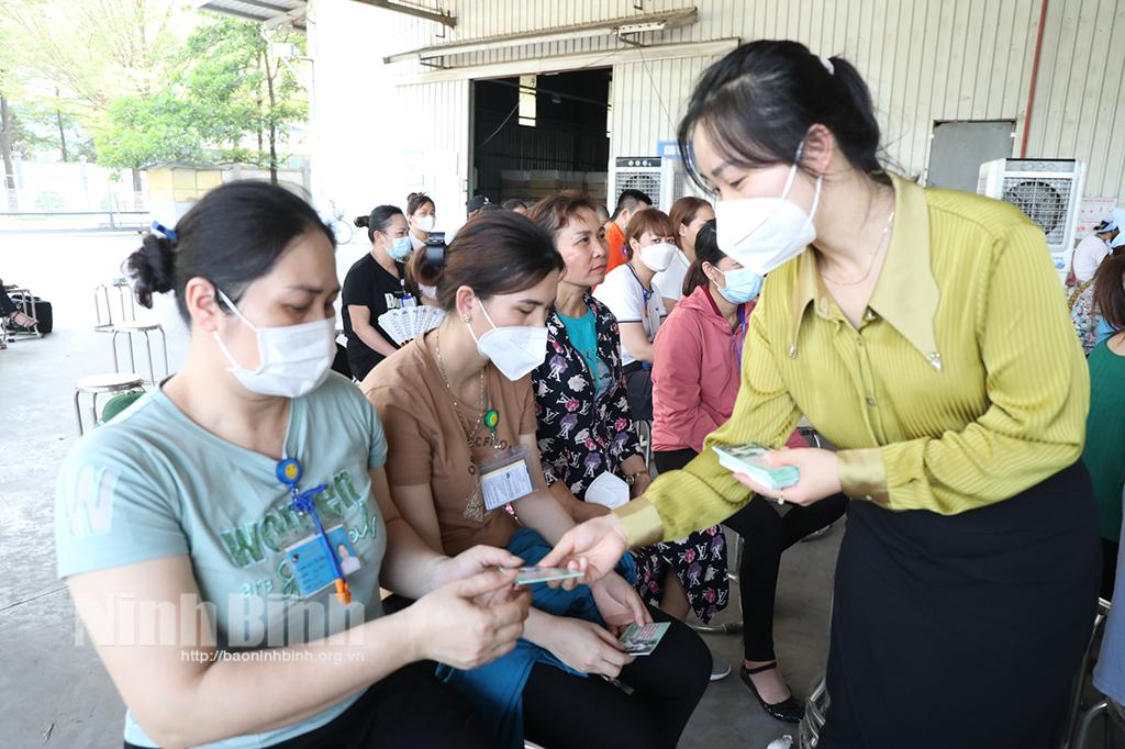 Cung cấp kiến thức về dân số cho công nhân Công ty TNHH Giầy ADORA Việt Nam