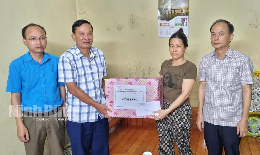 Thăm, tặng quà gia đình có thân nhân bị tai nạn lao động