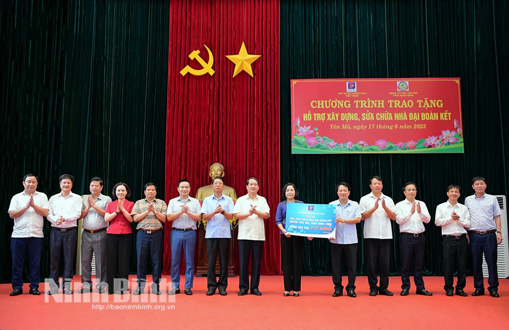 Trao tặng kinh phí xây dựng, sửa chữa nhà Đại đoàn kết tại huyện Yên Mô