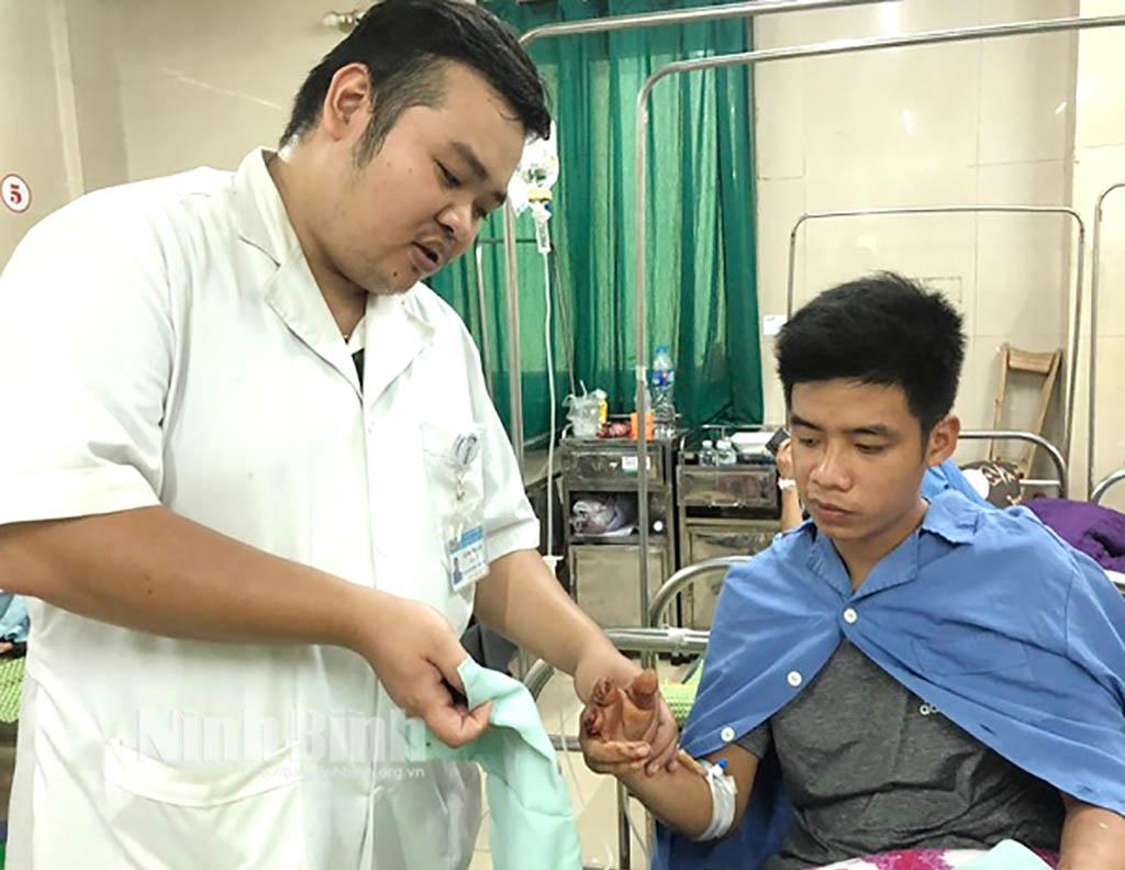 Bệnh viện Đa khoa Ninh Bình phẫu thuật thành công bệnh nhân bị đứt gân ngón tay