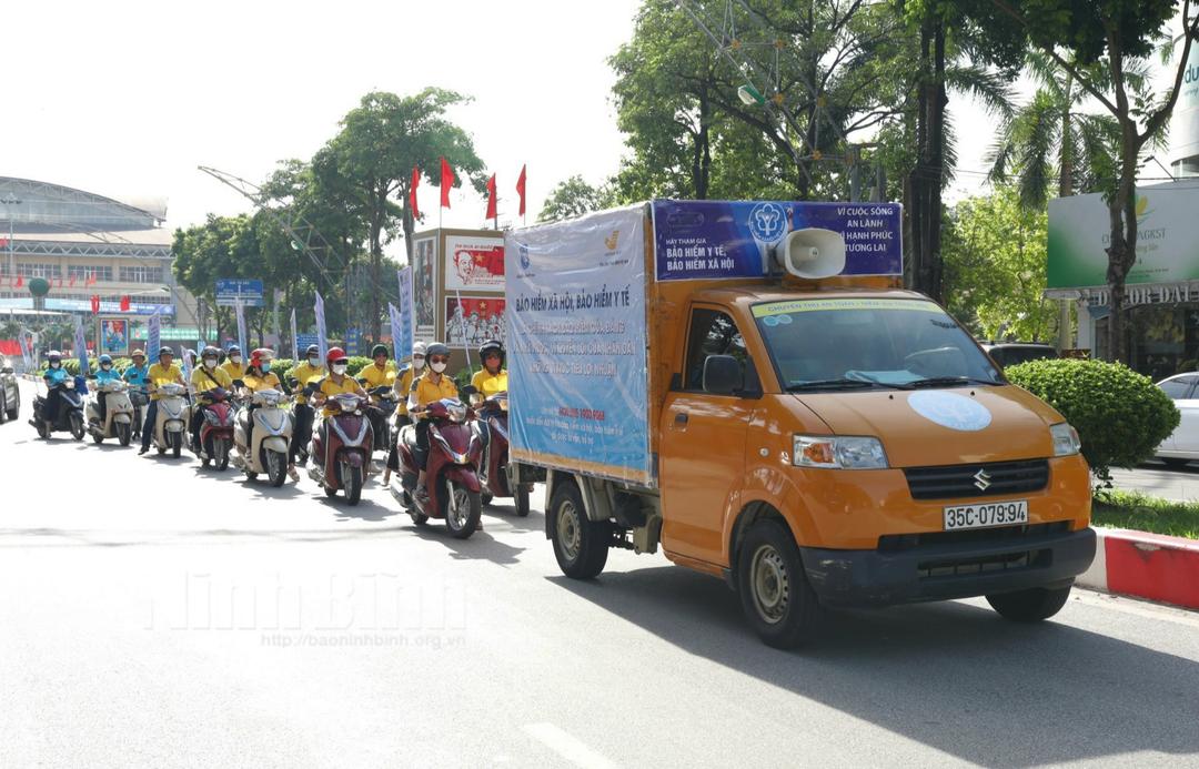 Ra quân hưởng ứng Ngày Bảo hiểm y tế Việt Nam