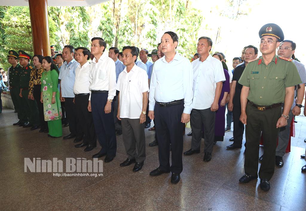 Đoàn đại biểu tỉnh Ninh Bình dâng hương tại Nghĩa trang liệt sỹ Quốc gia Trường Sơn, Nghĩa trang liệt sỹ Quốc gia Đường 9 và Khu di tích Ngã ba Đồng Lộc