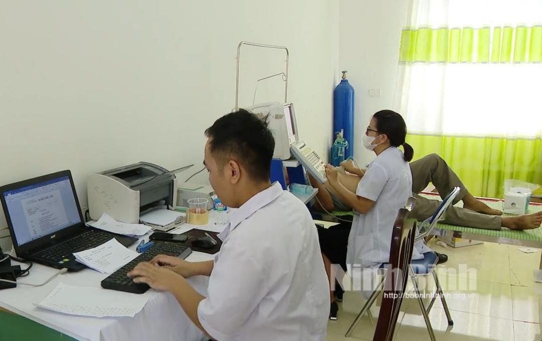 Bệnh viện Sản-Nhi khám bệnh, cấp thuốc miễn phí và tặng quà tại xã Gia Thịnh