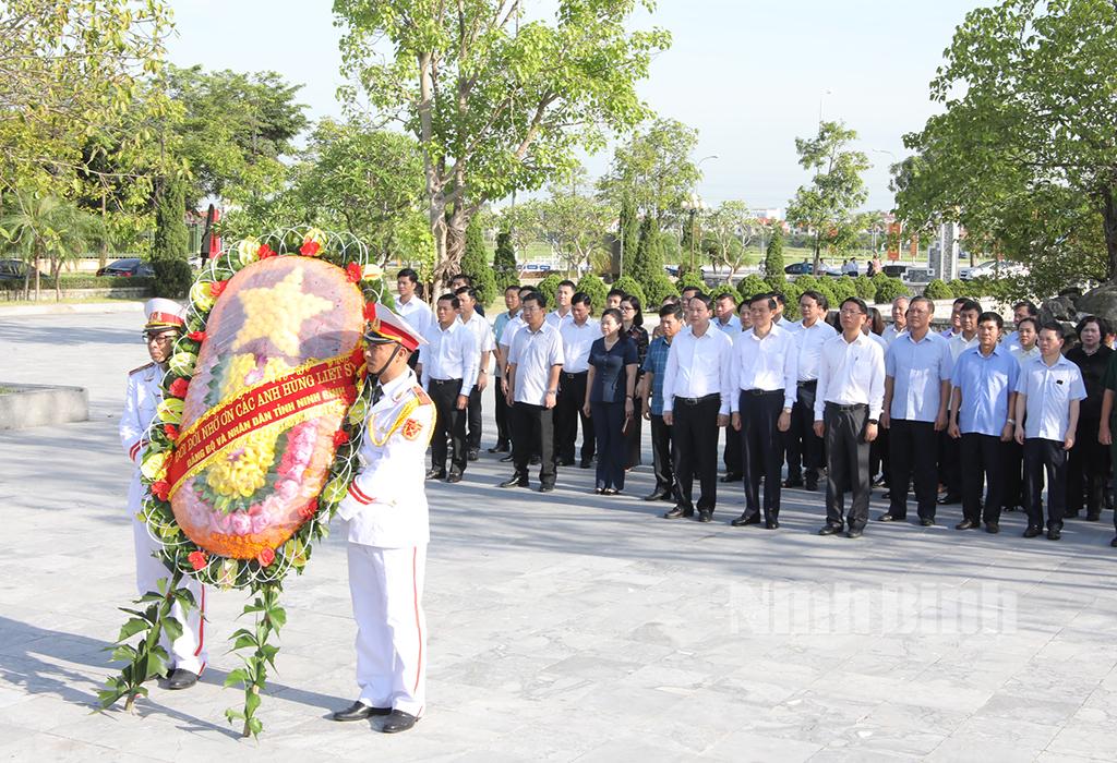 Lễ dâng hương tưởng nhớ các Anh hùng liệt sĩ nhân kỷ niệm 27/7