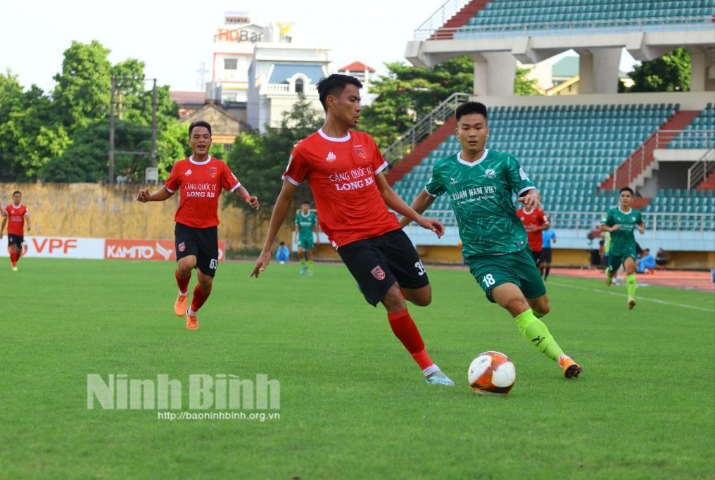 Giải bóng đá hạng Nhất quốc gia 2023: Long An lấy điểm trên sân khách