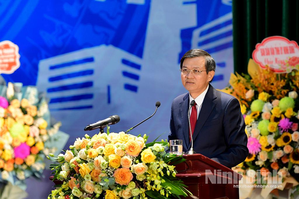 "Cụ thể hóa Nghị quyết của Đảng trong hoạt động của Công đoàn các cấp; định hướng xây dựng phong trào phải bắt kịp, đồng hành với sự phát triển kinh tế - xã hội của địa phương và đất nước"(*)