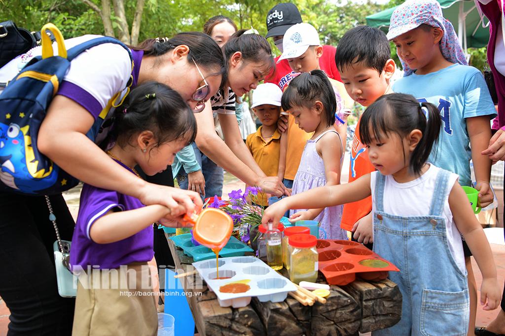 Gần 1.000 lượt thiếu nhi tham gia trải nghiệm Không gian văn hóa và nghề thủ công