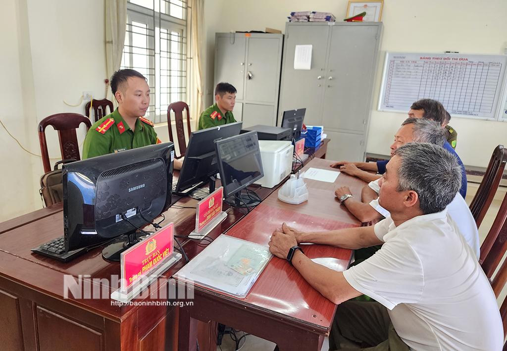 Công an huyện Yên Mô thực hiện cao điểm "50 ngày, đêm" cài đặt, kích hoạt tài khoản định danh điện tử