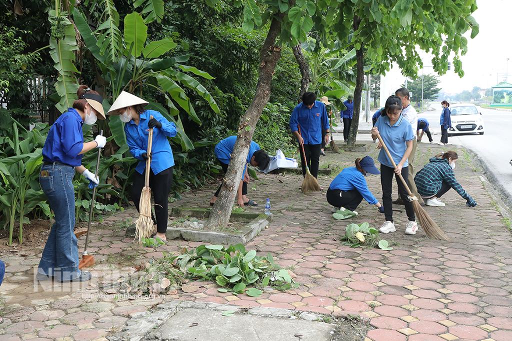 Phường Ninh Khánh ra quân thực hiện điểm về vệ sinh môi trường