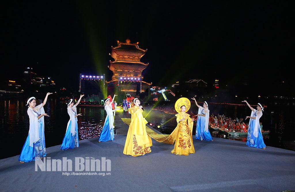 Rực rỡ, ấn tượng Fashion show "Tinh hoa Cố đô" tại Ninh Bình