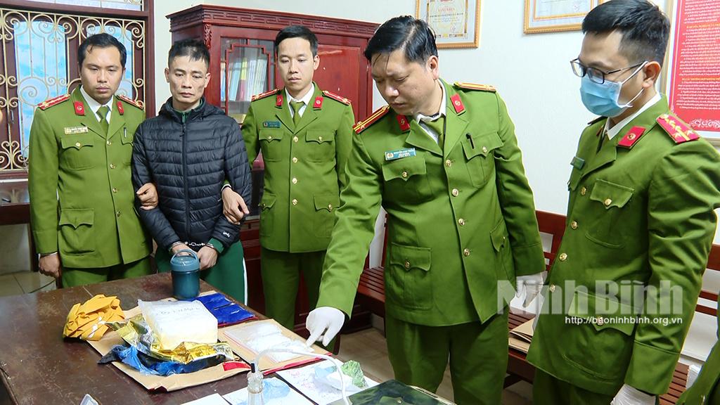 Bắt 2 đối tượng mua bán trái phép số lượng lớn ma túy