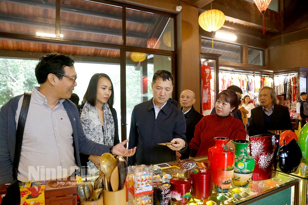 Khảo sát sản phẩm quà lưu niệm tại một số khu, điểm du lịch