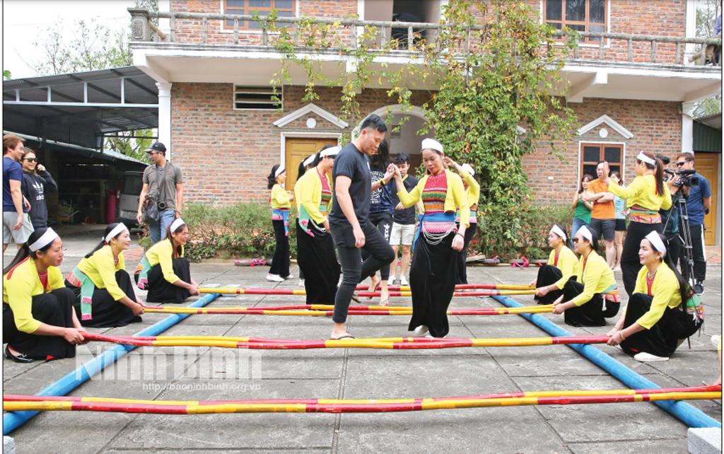 Phát triển du lịch gắn với quảng bá các giá trị văn hóa địa phương