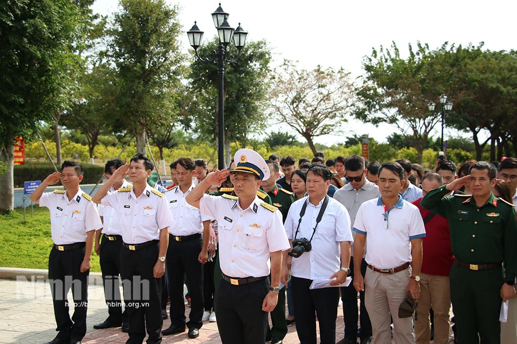 Đoàn công tác Bộ Tư lệnh Vùng 2 Hải quân dâng hương tại Nghĩa trang Hàng Dương, Côn Đảo