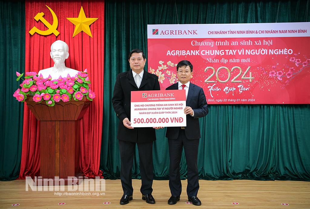 Các chi nhánh Agribank trên địa bàn tỉnh Ninh Bình trao 2.000 suất quà Tết cho người nghèo và đối tượng chính sách