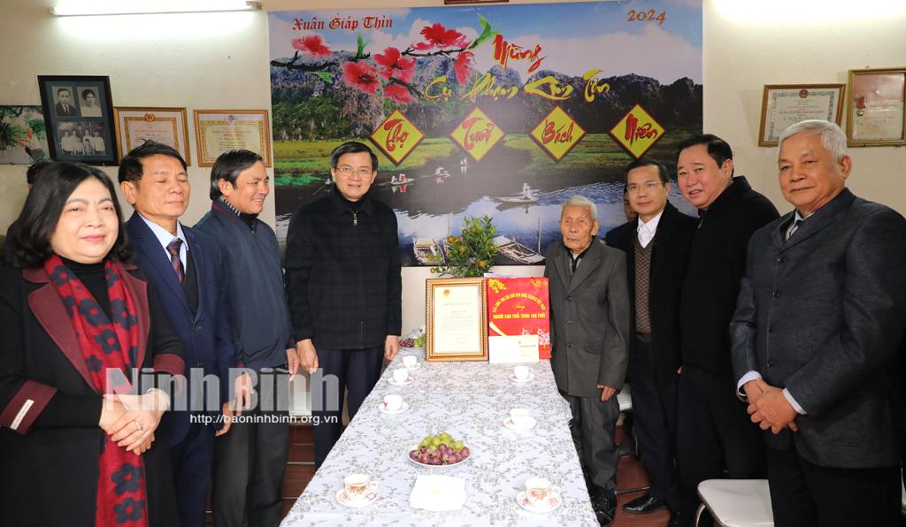 Các đồng chí lãnh đạo tỉnh thăm, tặng quà nhân dịp Tết Nguyên đán Giáp Thìn