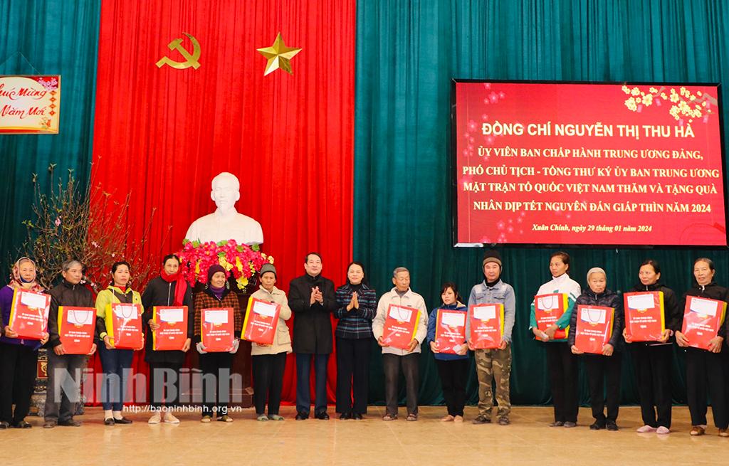 Đồng chí Phó Chủ tịch, Tổng Thư ký Ủy ban Trung ương MTTQ Việt Nam thăm và tặng quà Tết tại Ninh Bình
