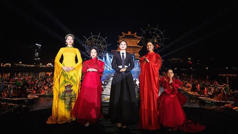 Nhà thiết kế trẻ Thạch Linh giới thiệu bộ sưu tập đón xuân tại Phố cổ Hoa Lư