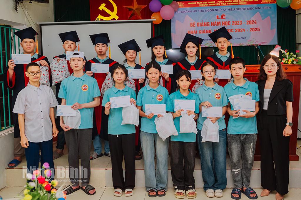 Có một lớp học "nghe bằng mắt, nói bằng tay"