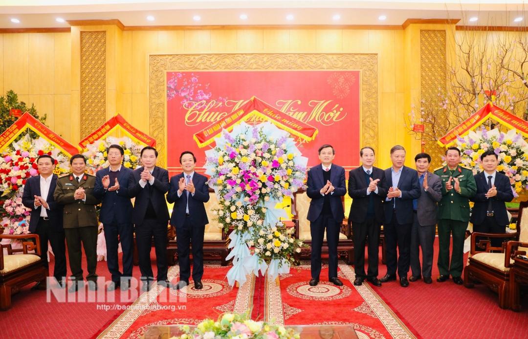 Các đoàn đại biểu chúc mừng Tỉnh ủy nhân kỷ niệm 94 năm Ngày thành lập Đảng