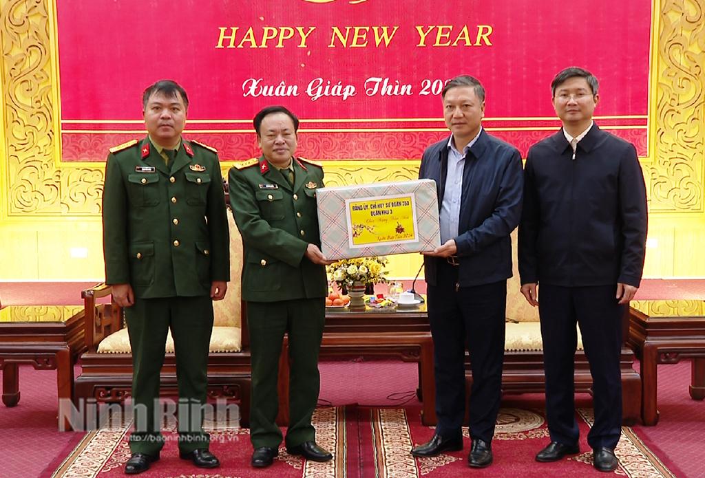 Đoàn công tác của Sư đoàn 350 (Quân khu 3) thăm, chúc Tết Tỉnh ủy