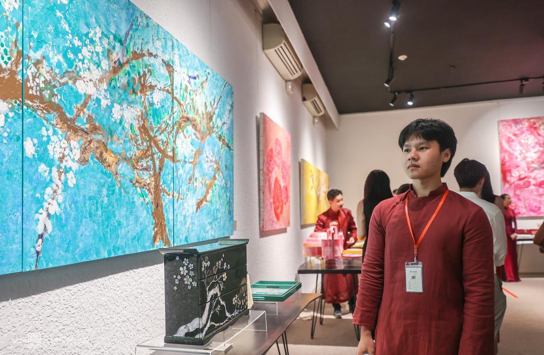 Xèo Chu triển lãm tranh hoa trong vườn của mẹ