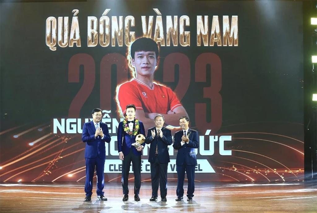 Tiền vệ Hoàng Đức và thủ môn Kim Thanh đoạt Quả bóng Vàng Việt Nam năm 2023