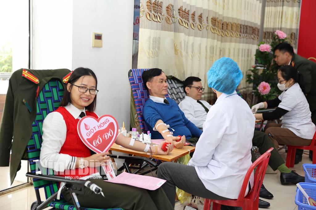 Chương trình hiến máu tình nguyện với chủ đề "Lễ hội xuân hồng - Giọt hồng Công an Ninh Bình"