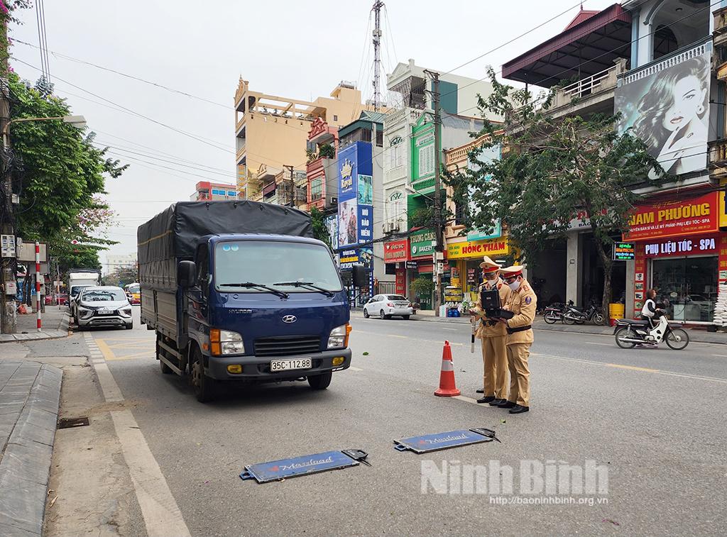 Công an thành phố Ninh Bình giữ gìn bình yên cho Nhân dân vui Xuân, đón Tết