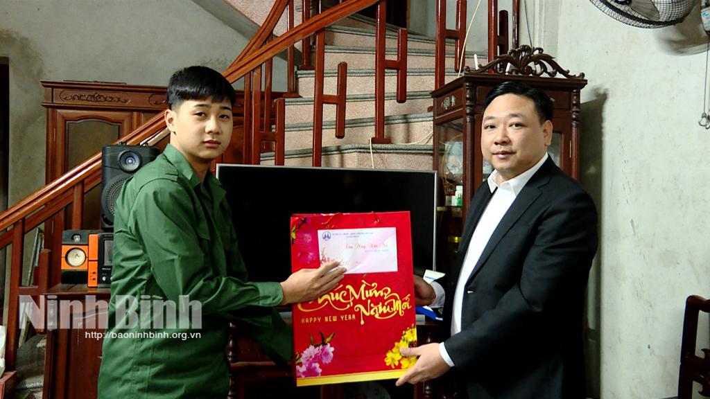 Hoa Lư: Thăm, tặng quà thanh niên chuẩn bị nhập ngũ năm 2024