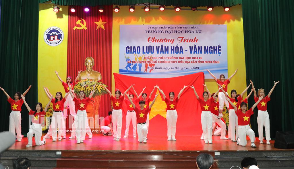 Giao lưu văn hóa-văn nghệ giữa sinh viên Trường Đại học Hoa Lư và học sinh một số trường THPT