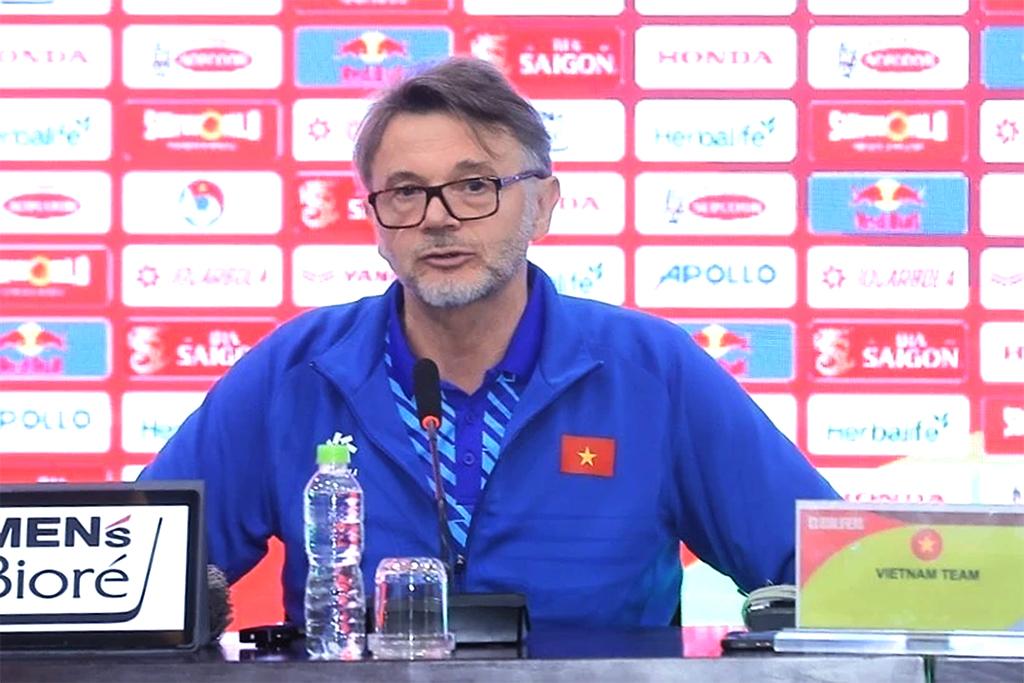 HLV Philippe Troussier: Chúng tôi vẫn nắm quyền tự quyết