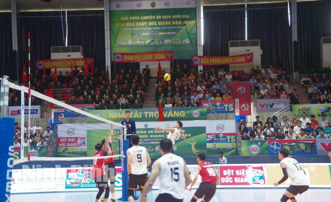 Giải bóng chuyền vô địch Quốc gia 2024: Nam LP Bank Ninh Bình khởi đầu không thuận lợi