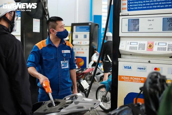 Giá xăng giảm nhiều nhất gần 400 đồng/lít