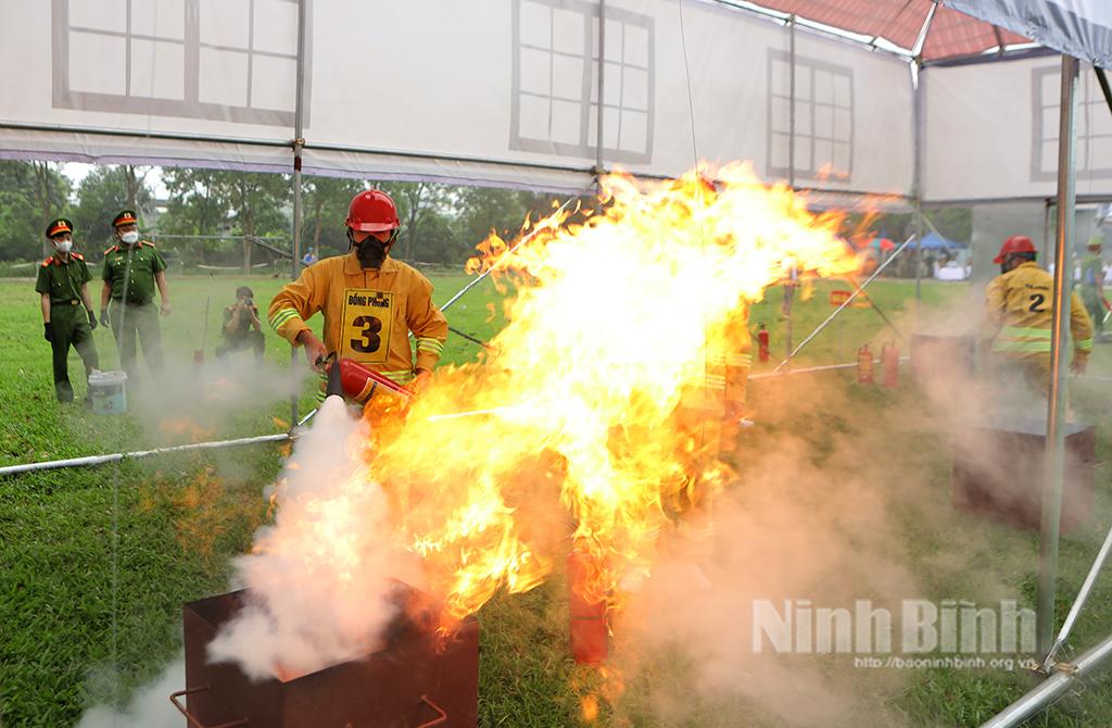 Nho Quan tổ chức Hội thi nghiệp vụ chữa cháy và cứu nạn, cứu hộ "Tổ liên gia an toàn PCCC" năm 2024