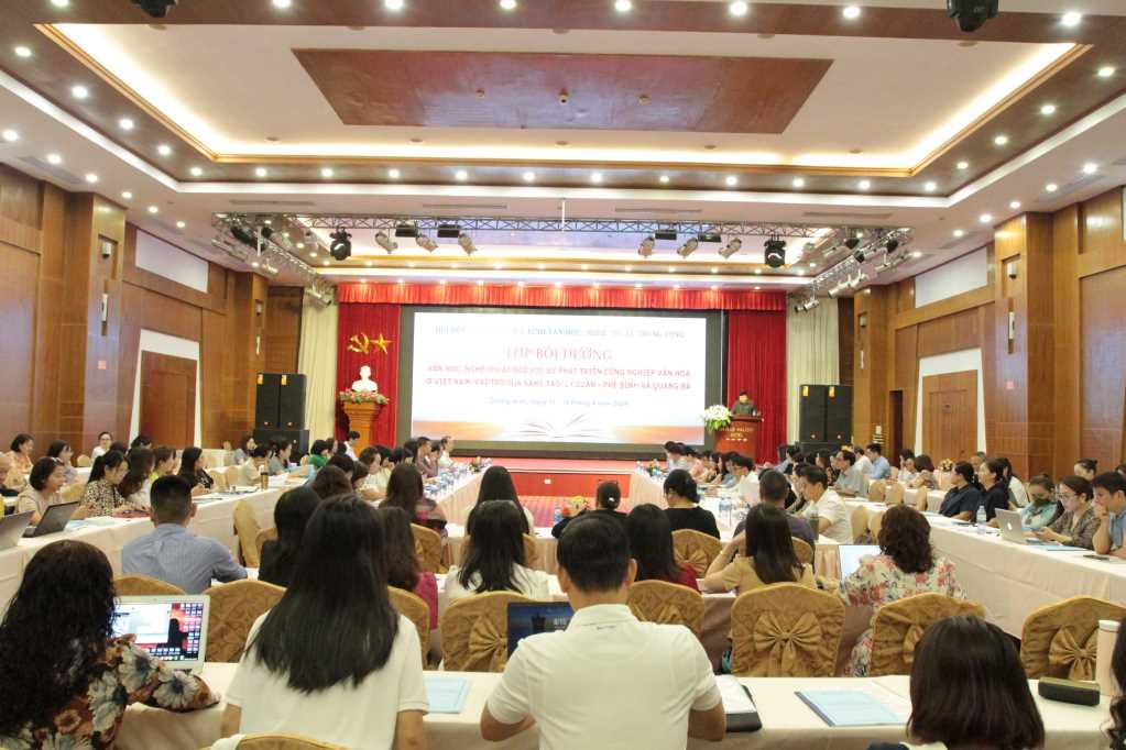 Khai mạc lớp bồi dưỡng "Văn học nghệ thuật đối với sự phát triển công nghiệp văn hóa ở Việt Nam"