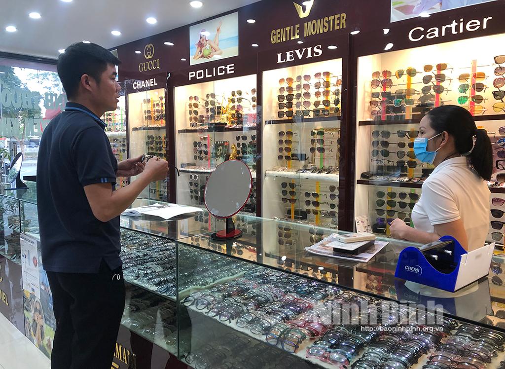 Cửa hàng kính thuốc ngày càng chiếm ưu thế so với cơ sở y tế chuyên khoa mắt