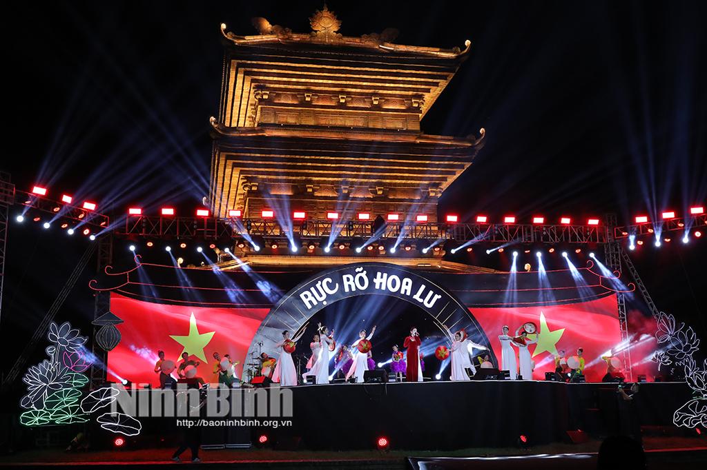 Hàng nghìn khán giả đến với Chương trình nghệ thuật "Rực rỡ Hoa Lư"