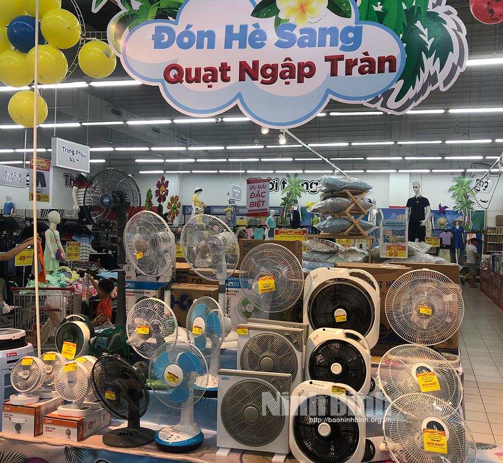 Thị trường quạt điện "nóng" lên cùng thời tiết